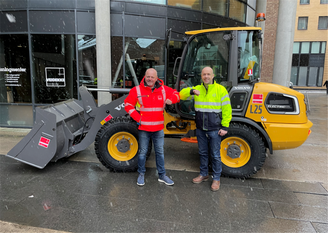 Are Ellefsrud, machine manager at Veidekke and Kenneth Hansen from Volvo Maskin Norway with the new L25 electric loader