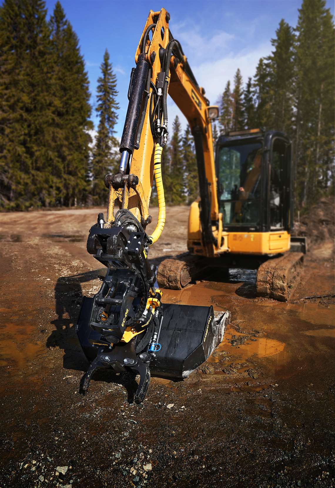 Engcon's updated EC206 tiltrotator mouted with the new S40 automatic quick hitch