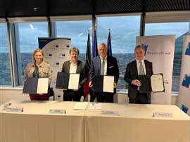 Members of EIB sign loan agreement